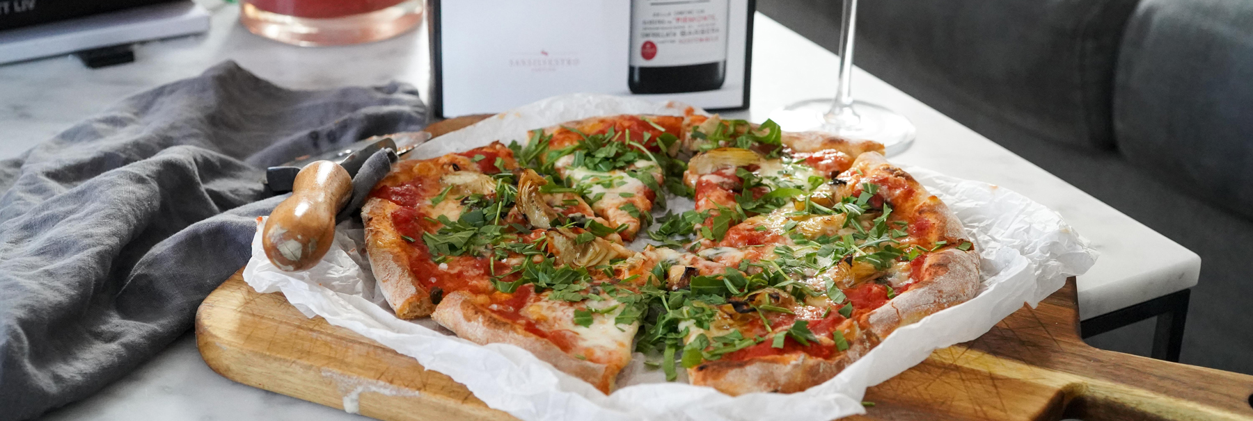 Hemgjord pizza med vitlök, kronärtskocka och ruccola