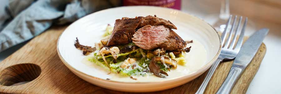 Lammfilé med parmesanstuvad savojkål, svamp och hasselnöt
