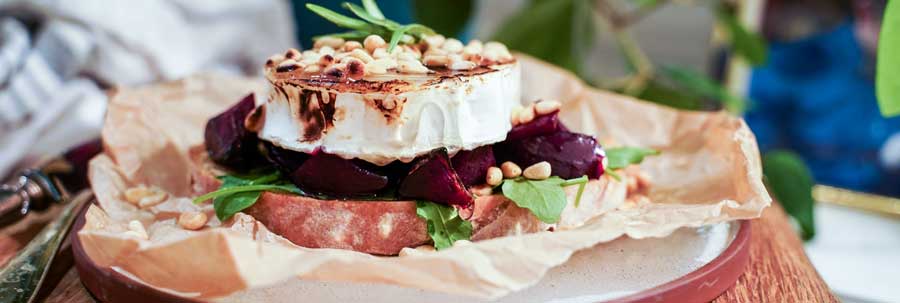 Chévre Chaud med rostad rödbeta, ruccola, honung och rostade pinjenötter