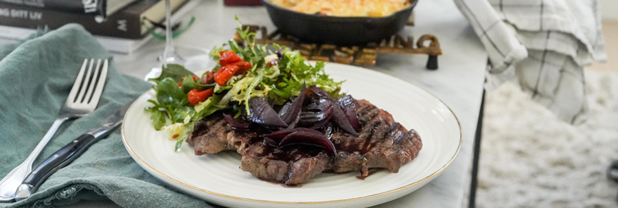 Grillad entrecote med rödvinskaramelliserad lök och potatisgratäng